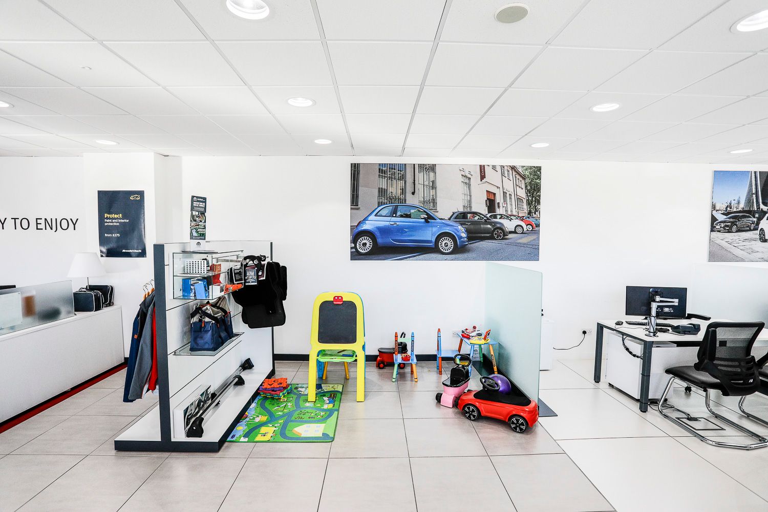 Arnold Clark Seat / Fiat / Abarth (Broxburn) | Car dealership in
